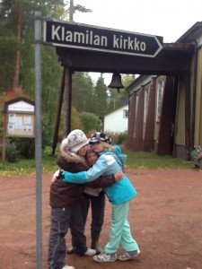 Tytöt kirkon risteyksessä.